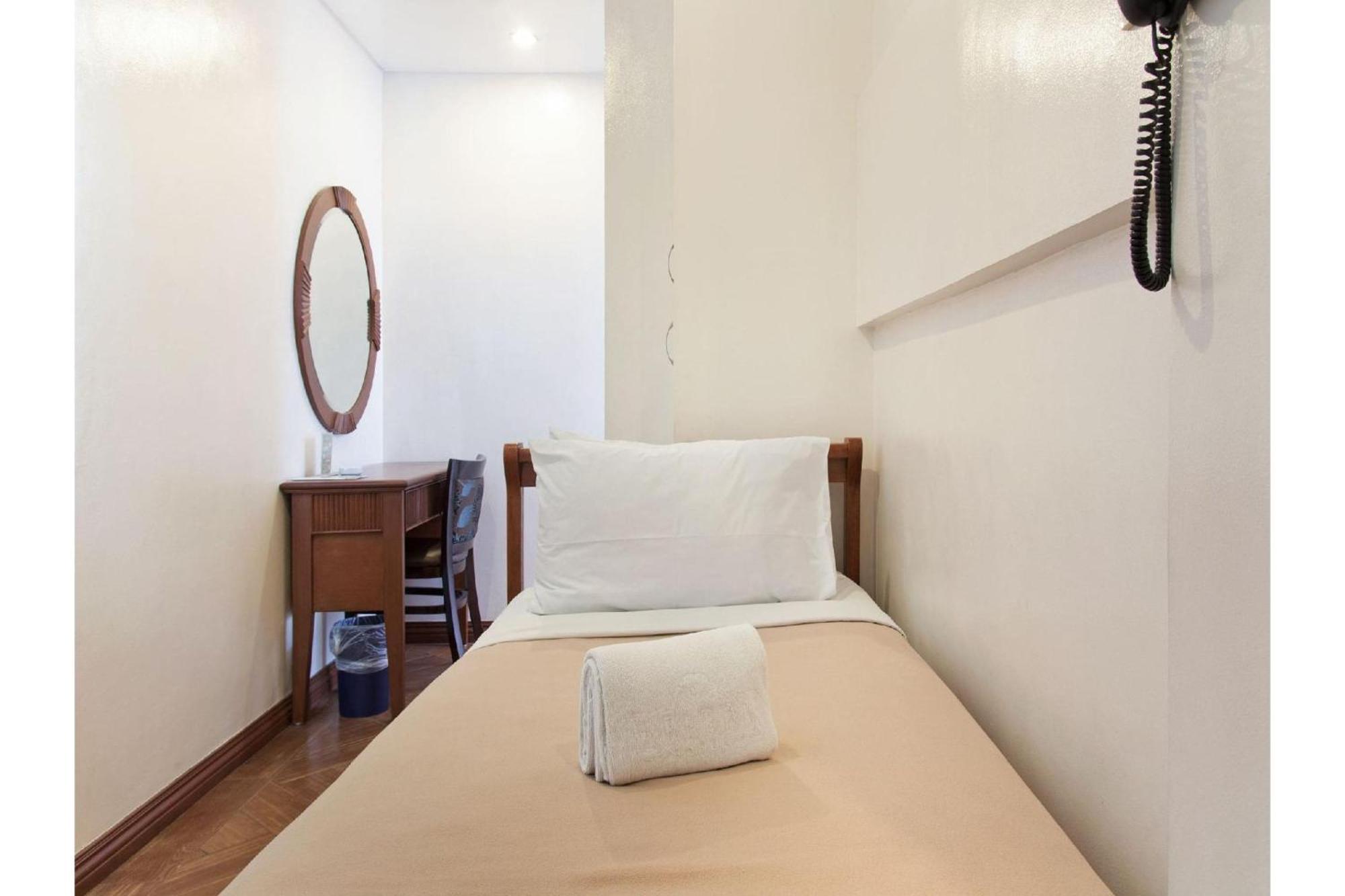 Townhouse Oak Avitel Hotel Near Osmena Highway, Pnr Pasay Station, Metro Manila Makati City ภายนอก รูปภาพ