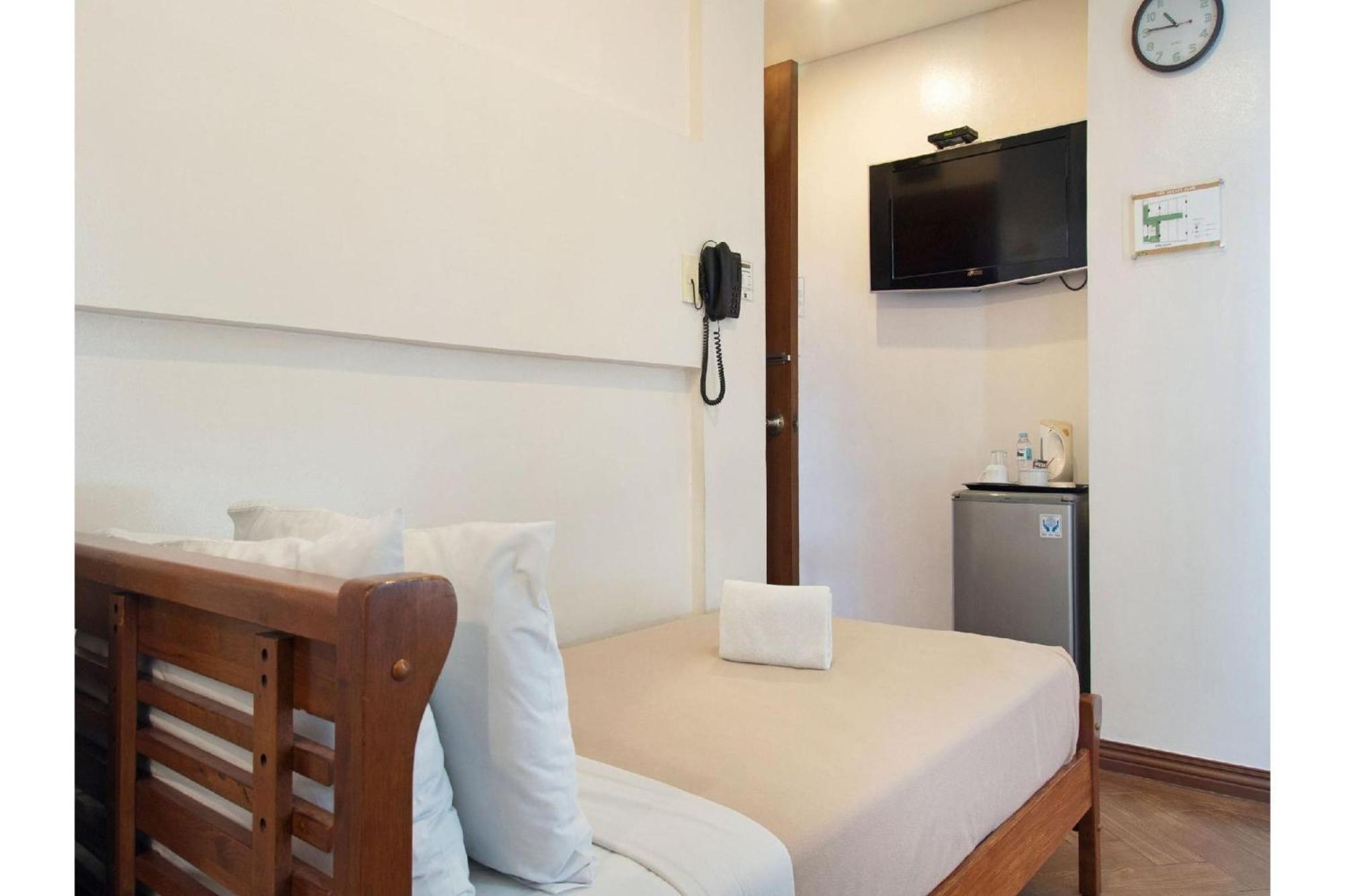 Townhouse Oak Avitel Hotel Near Osmena Highway, Pnr Pasay Station, Metro Manila Makati City ภายนอก รูปภาพ