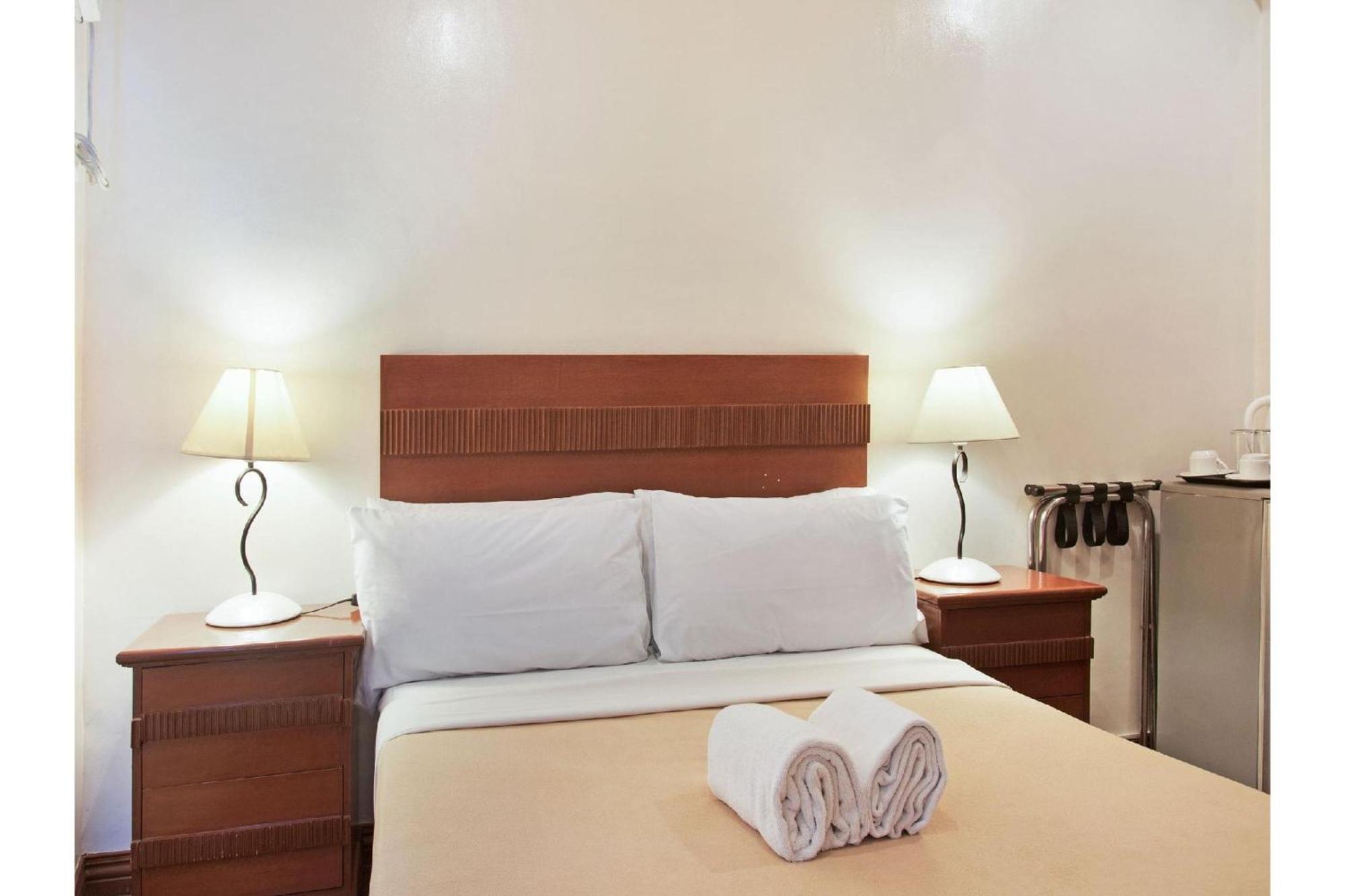 Townhouse Oak Avitel Hotel Near Osmena Highway, Pnr Pasay Station, Metro Manila Makati City ภายนอก รูปภาพ