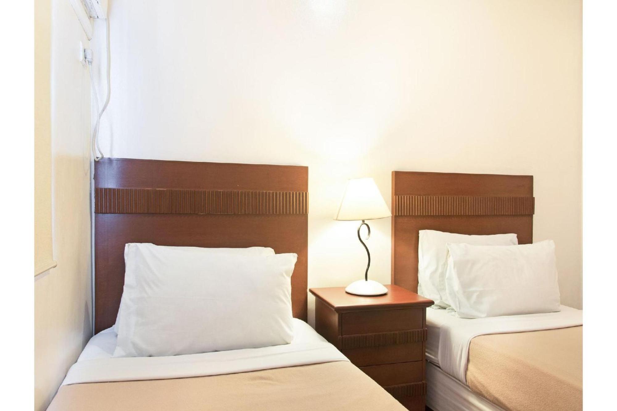 Townhouse Oak Avitel Hotel Near Osmena Highway, Pnr Pasay Station, Metro Manila Makati City ภายนอก รูปภาพ